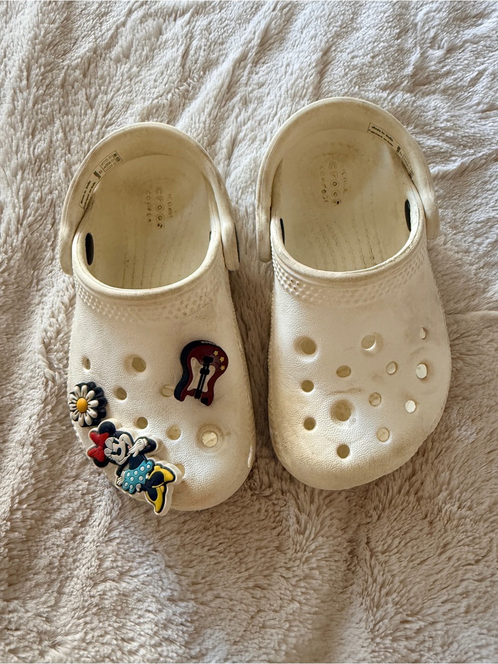 CROCS Kids White Clogs with Minnie Mouse and Flower Jibbitz